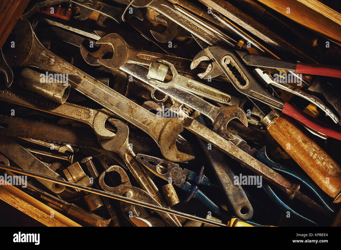 Vista ingrandita del cassetto pieno di vecchi strumenti usati. Foto Stock