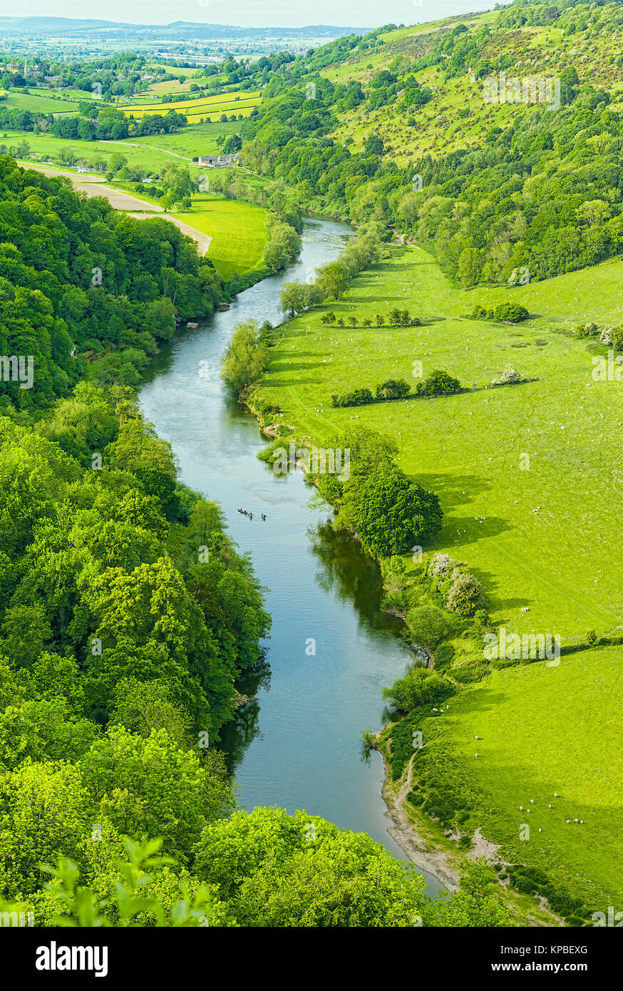 Fiume Wye si snoda attraverso Symonds Yat e forma il confine tra Gloucestershire e Herefordshire nella Foresta di Dean England Regno Unito Foto Stock