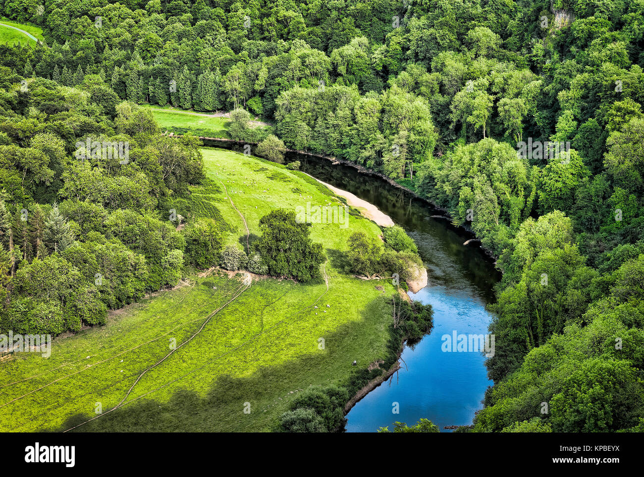 Fiume Wye si snoda attraverso Symonds Yat e forma il confine tra Gloucestershire e Herefordshire nella Foresta di Dean England Regno Unito Foto Stock