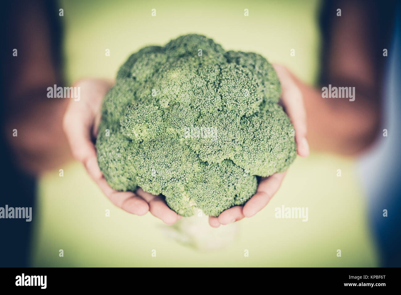 Donna che mantiene i broccoli. Foto Stock