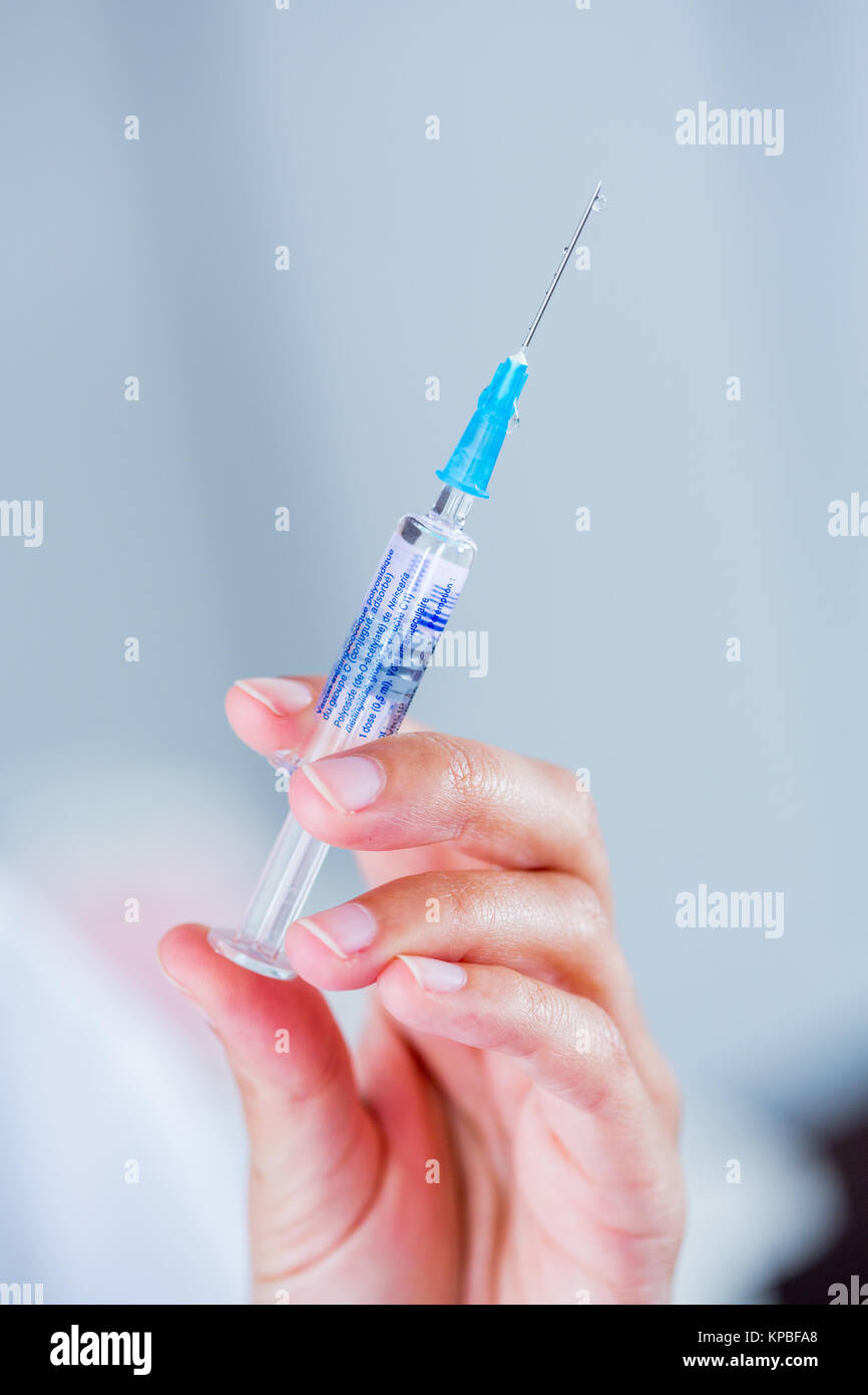 Medico tenendo un vaccino. Foto Stock