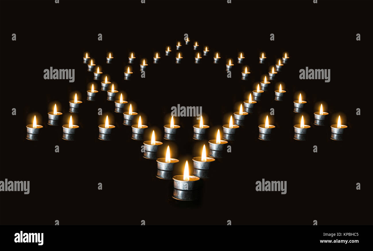 La stella di Davide foderato con candele accese di notte, su uno sfondo nero. Candele accese - un simbolo internazionale di olocausto Giorno del Ricordo 27 gen Foto Stock