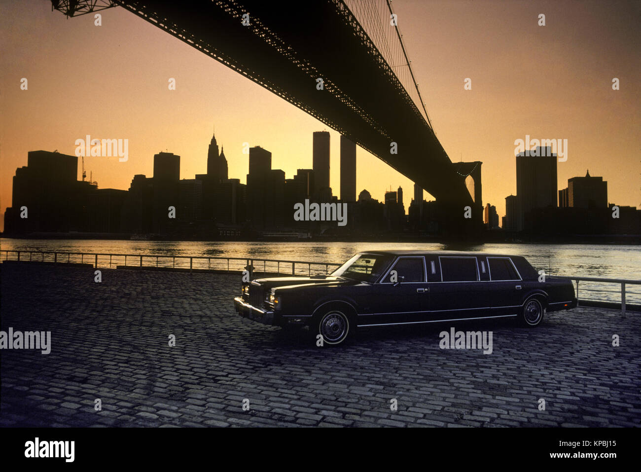 1987 tratto storico Lincoln Town Car limousine (©FORD MOTOR CO 1985) Ponte di Brooklyn (©J & W ROEBLING 1876) Twin Towers (©MINORU YAMASAKI 1973) centro di East River NEW YORK CITY USA Foto Stock