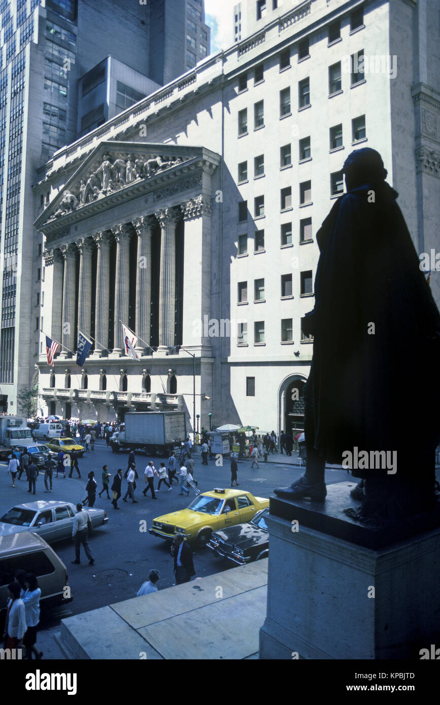 1987 storica statua di Washington dalla Borsa di Wall Street la costruzione di Manhattan A NEW YORK CITY USA Foto Stock