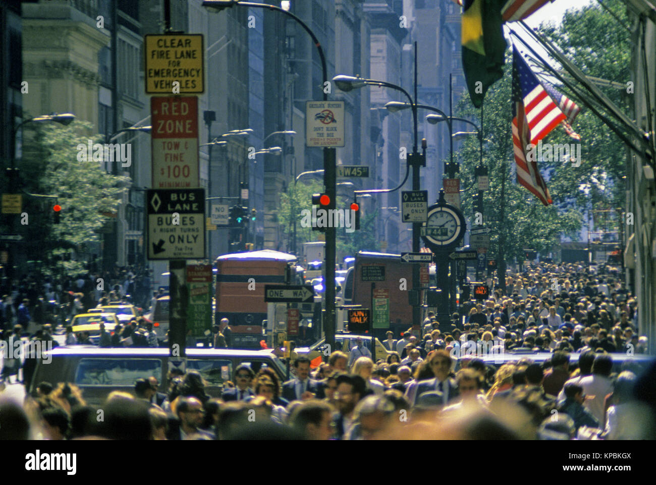 1988 Folla storica Quinta Avenue Midtown Manhattan NEW YORK CITY USA Foto Stock