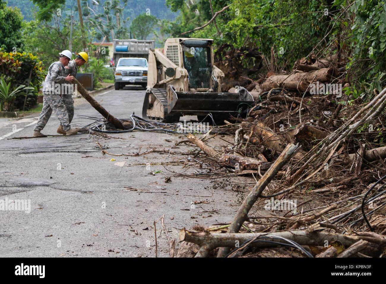 Stati Uniti Nazionale di soldati di guardia per eliminare detriti dalla strada 123 durante gli interventi di soccorso dopo il passaggio dell uragano Maria Settembre 20, 2017 in Arecibo, Puerto Rico. Foto Stock Stati Uniti Nazionale di soldati di guardia per eliminare detriti dalla strada 123 durante gli interventi di soccorso dopo il passaggio dell uragano Maria Settembre 20, 2017 in Arecibo, Puerto Rico. Foto Stock