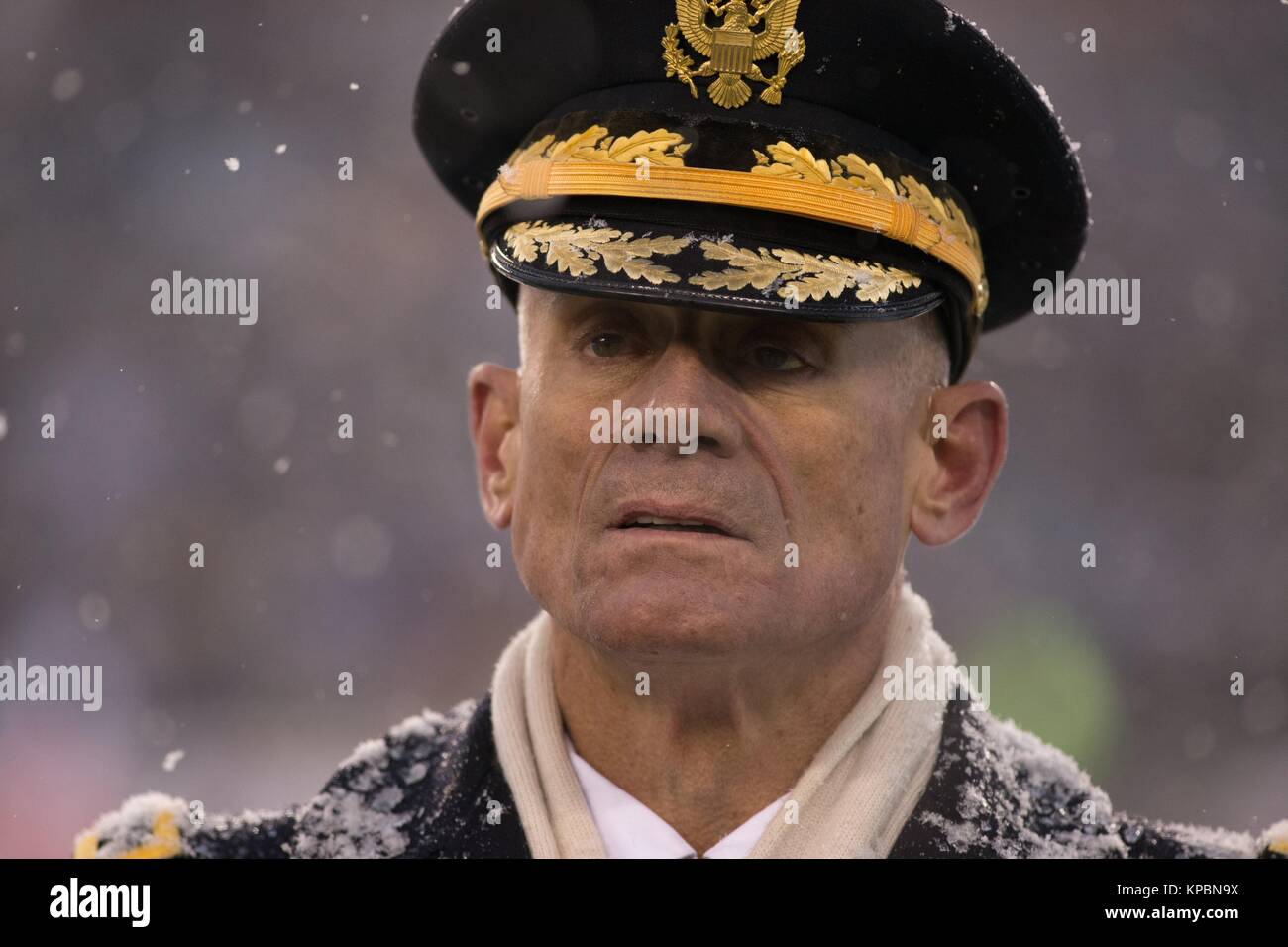 Stati Uniti Accademia Militare di West Point Sovrintendente Robert Caslen durante il West Point cavalieri neri contro STATI UNITI Accademia Navale della Marina Militare aspiranti guardiamarina del gioco del calcio presso il Lincoln Financial Field Dicembre 9, 2017 a Philadelphia, Pennsylvania. Foto Stock