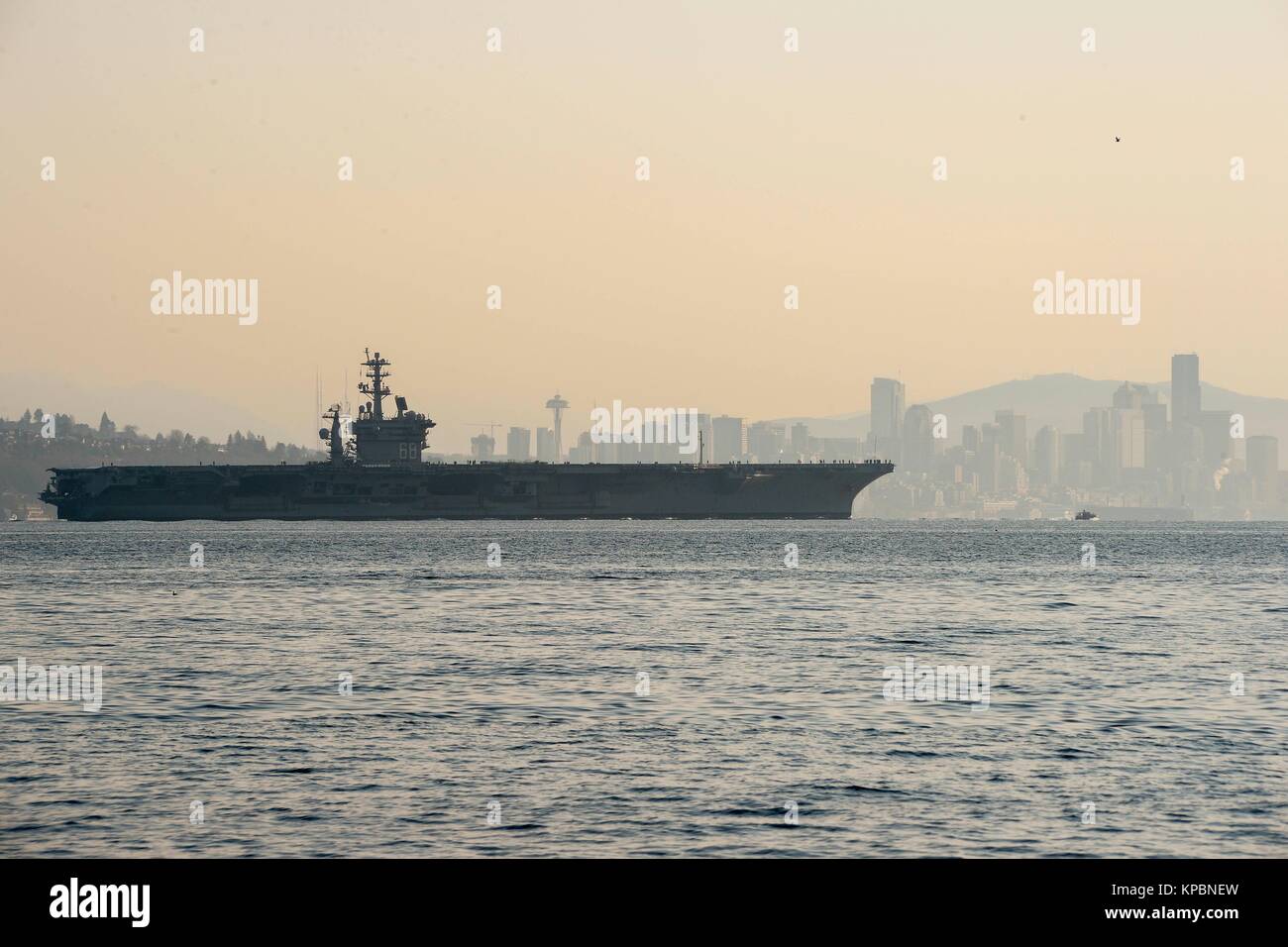 Gli Stati Uniti Nimitz Navy-class portaerei USS Nimitz transita il Puget Sound sul suo modo di tornare a casa per la Base Navale di Kitsap Dicembre 10, 2017 di Bainbridge Island, Washington. Foto Stock