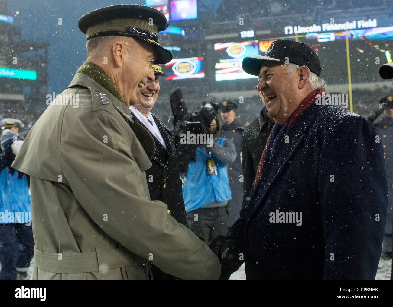 Stati Uniti Comune di capi di Stato Maggiore Presidente Giuseppe Dunford (sinistra) parla di U.S. Il segretario di Stato Rex Tillerson prima dell'U.S. Esercito Accademia Militare di West Point cavalieri neri contro STATI UNITI Accademia Navale della Marina Militare aspiranti guardiamarina del gioco del calcio presso il Lincoln Financial Field Dicembre 9, 2017 a Philadelphia, Pennsylvania. Foto Stock