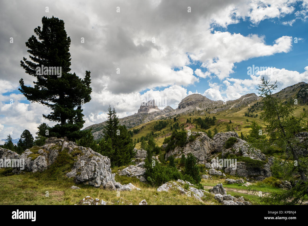 Molto bello e selvaggio paesaggio di montagna vicino al Passo Pordoi in Alto Adige su un tardo autunno il giorno Foto Stock