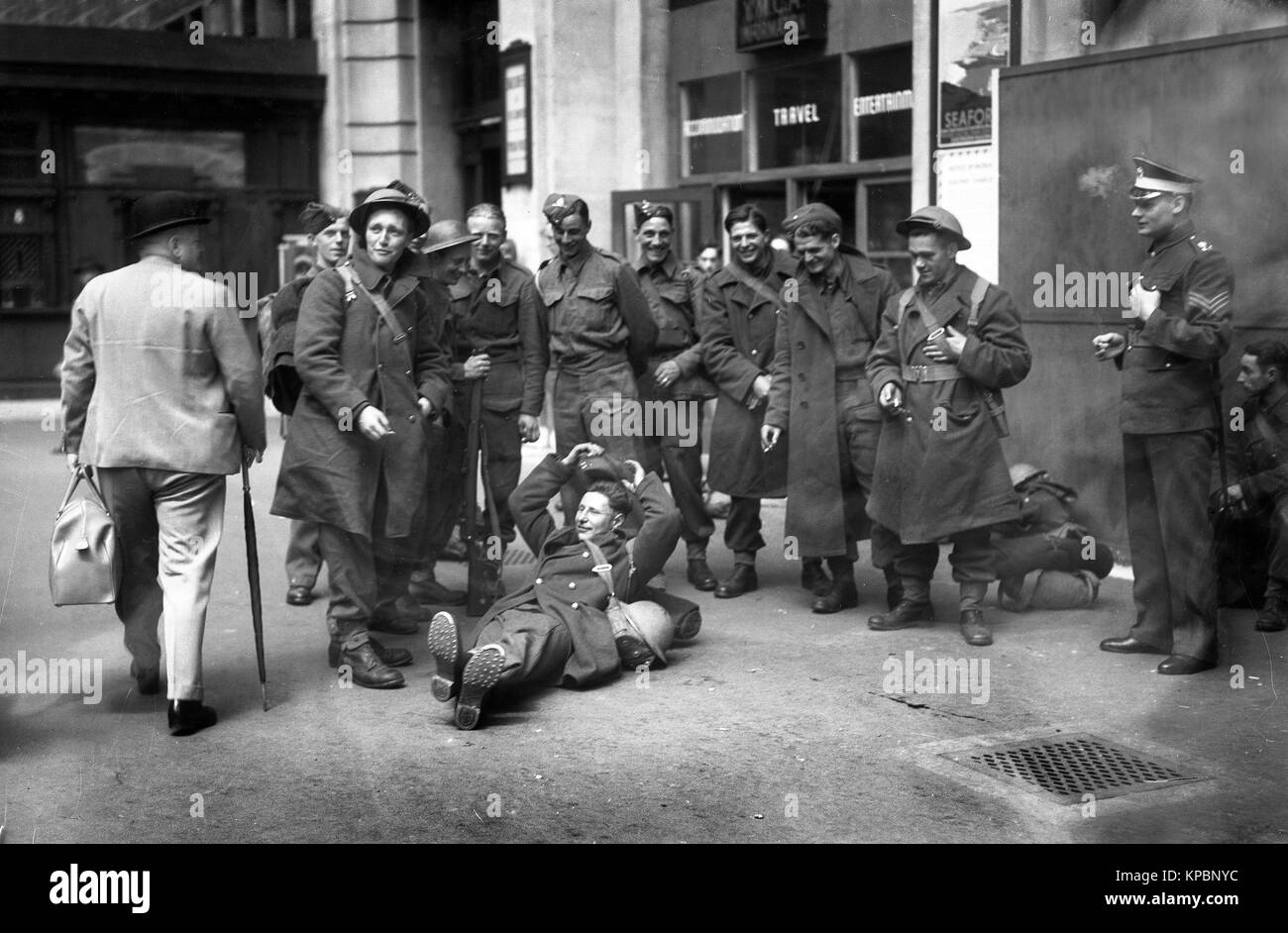 I soldati in alta spiriti in congedo a Londra durante la Seconda Guerra Mondiale 1942 Foto Stock