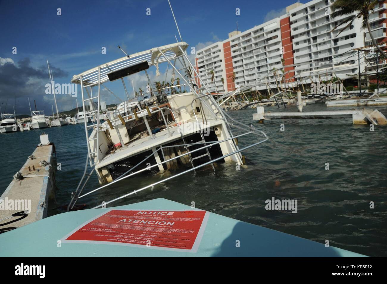 Stati Uniti La guardia costiera della identità ufficiali possibile incassata o navi a filamento durante gli interventi di soccorso dopo il passaggio dell uragano Maria Dicembre 6, 2017 in Isleta Marina, Porto Rico. Foto Stock