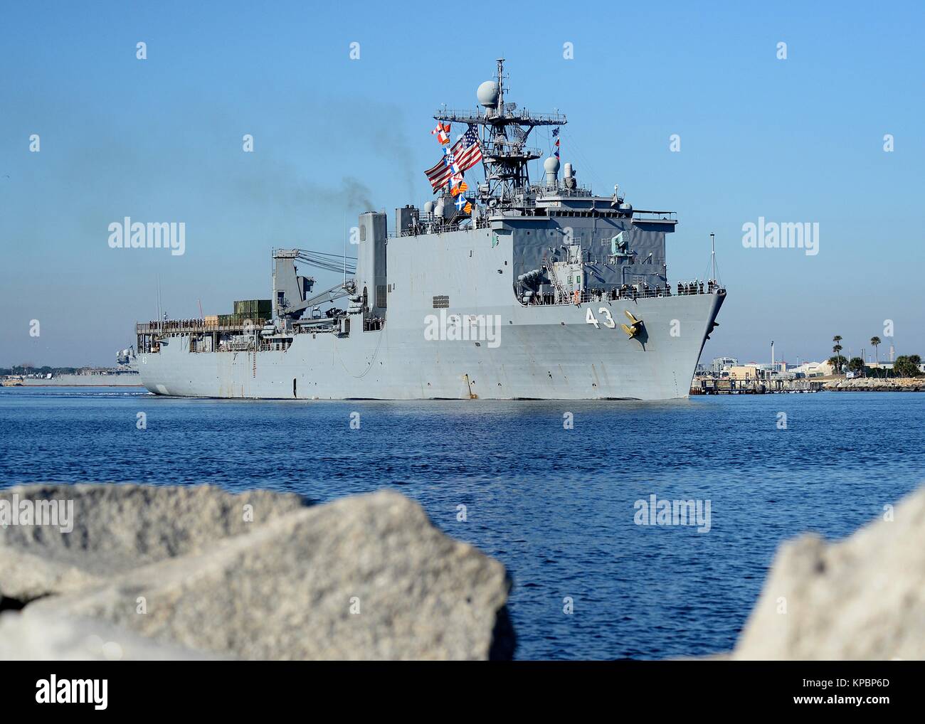 Gli Stati Uniti Navy Whidbey Island-classe dock anfibio sbarco nave USS Fort McHenry si diparte dalla Naval Station Mayport Dicembre 13, 2014 a Mayport, Florida. Foto Stock