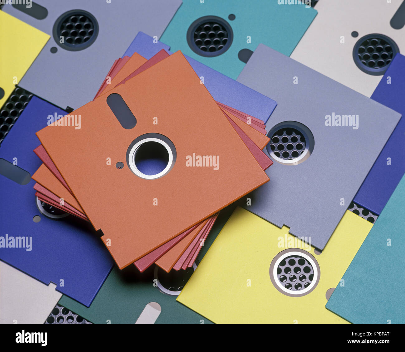 1989 Stack storico di 5,25 pollici floppy multicolore computer su dischi in metallo nero superficie (©IBM 1973) Foto Stock