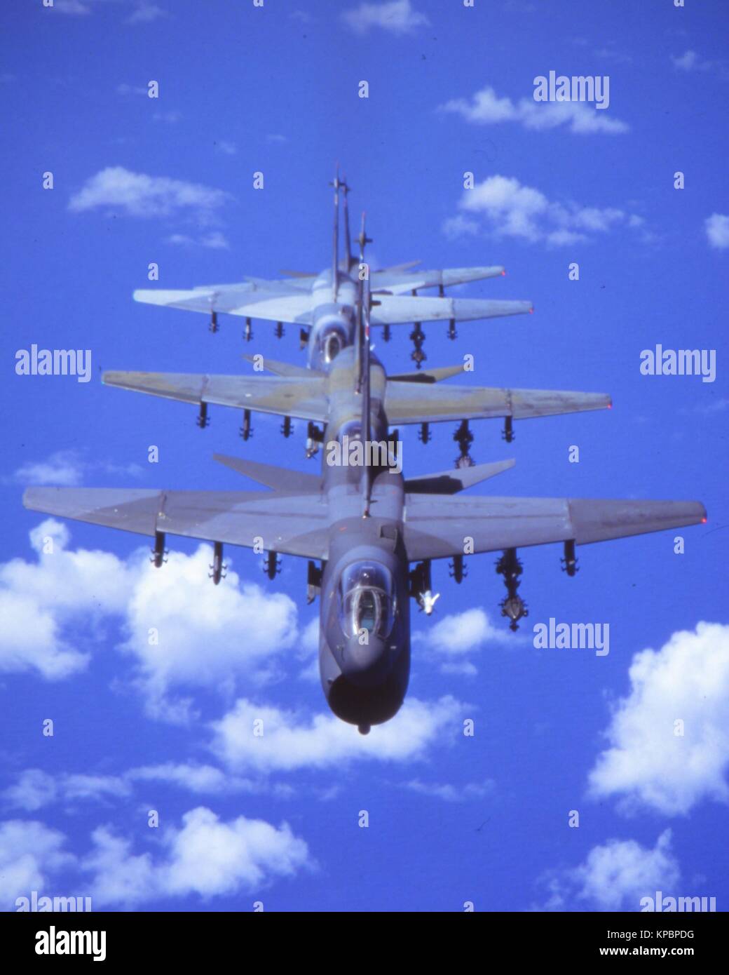 Quattro Stati Uniti Air Force A-7D Corsair attacco aereo volare in un in-trail formazione 1992 oltre i Caraibi. Foto Stock