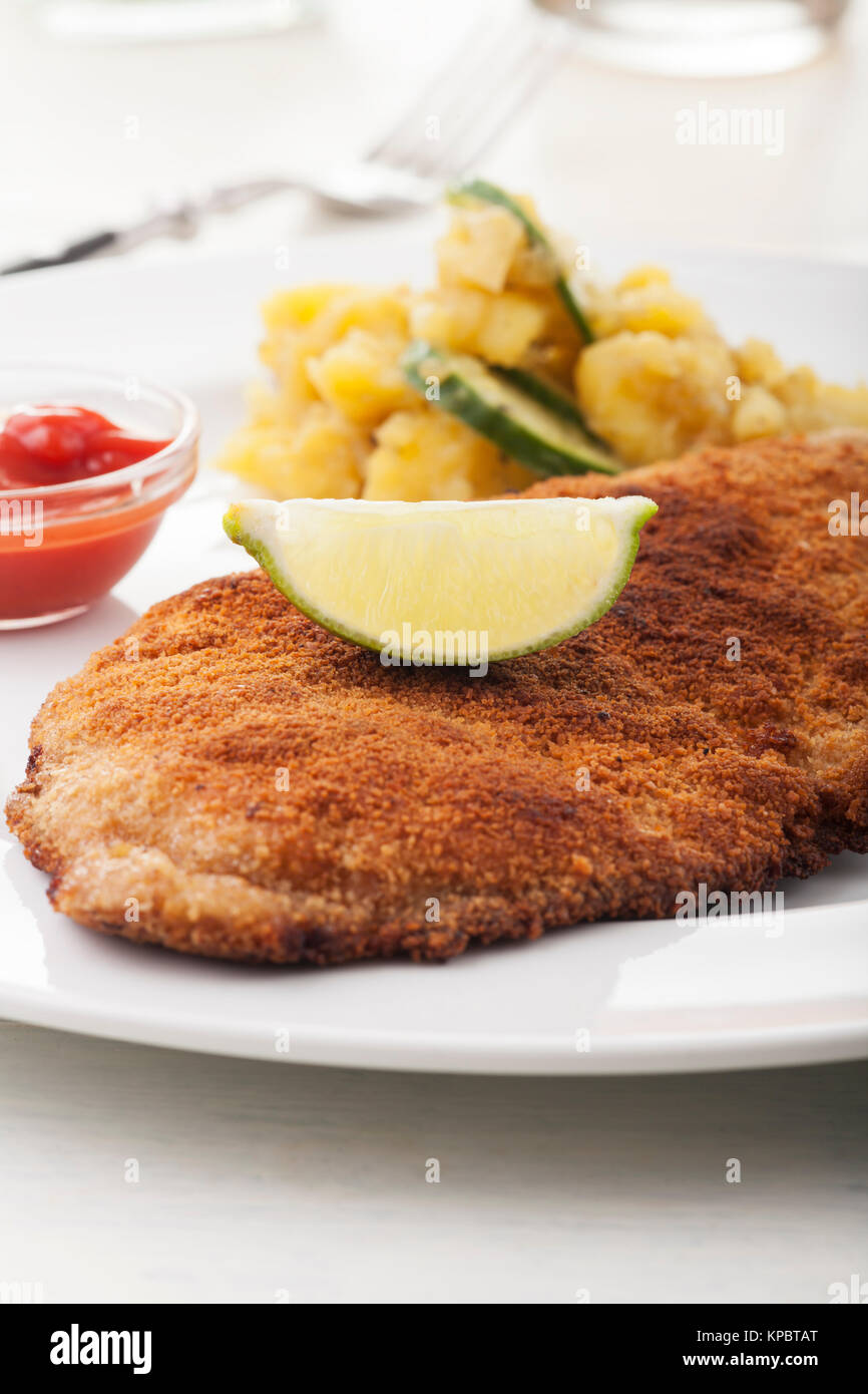 La Wiener Schnitzel con insalata di patate Foto Stock