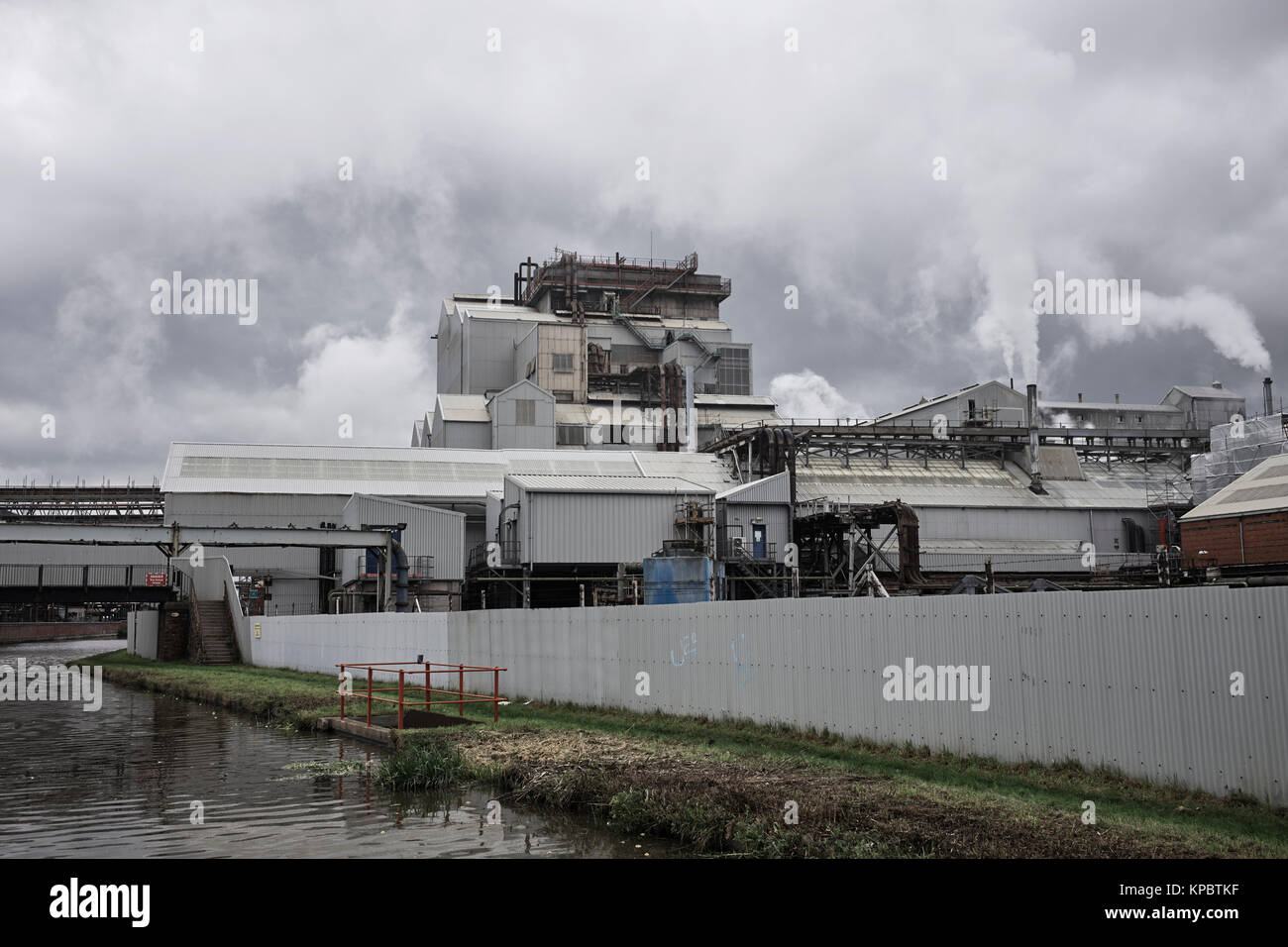 Impianto industriale attraversando il Trent e Mersey canal a Northwich Foto Stock