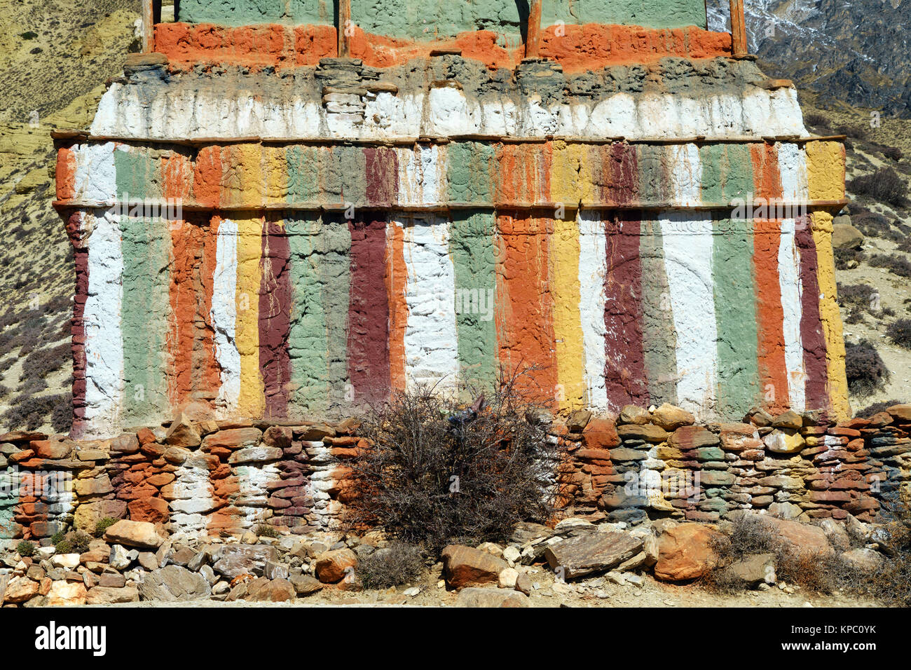 Primo piano di un chorten situato lungo il sentiero tra Geling e Ghemi, Mustang Superiore regione, Nepal. Foto Stock