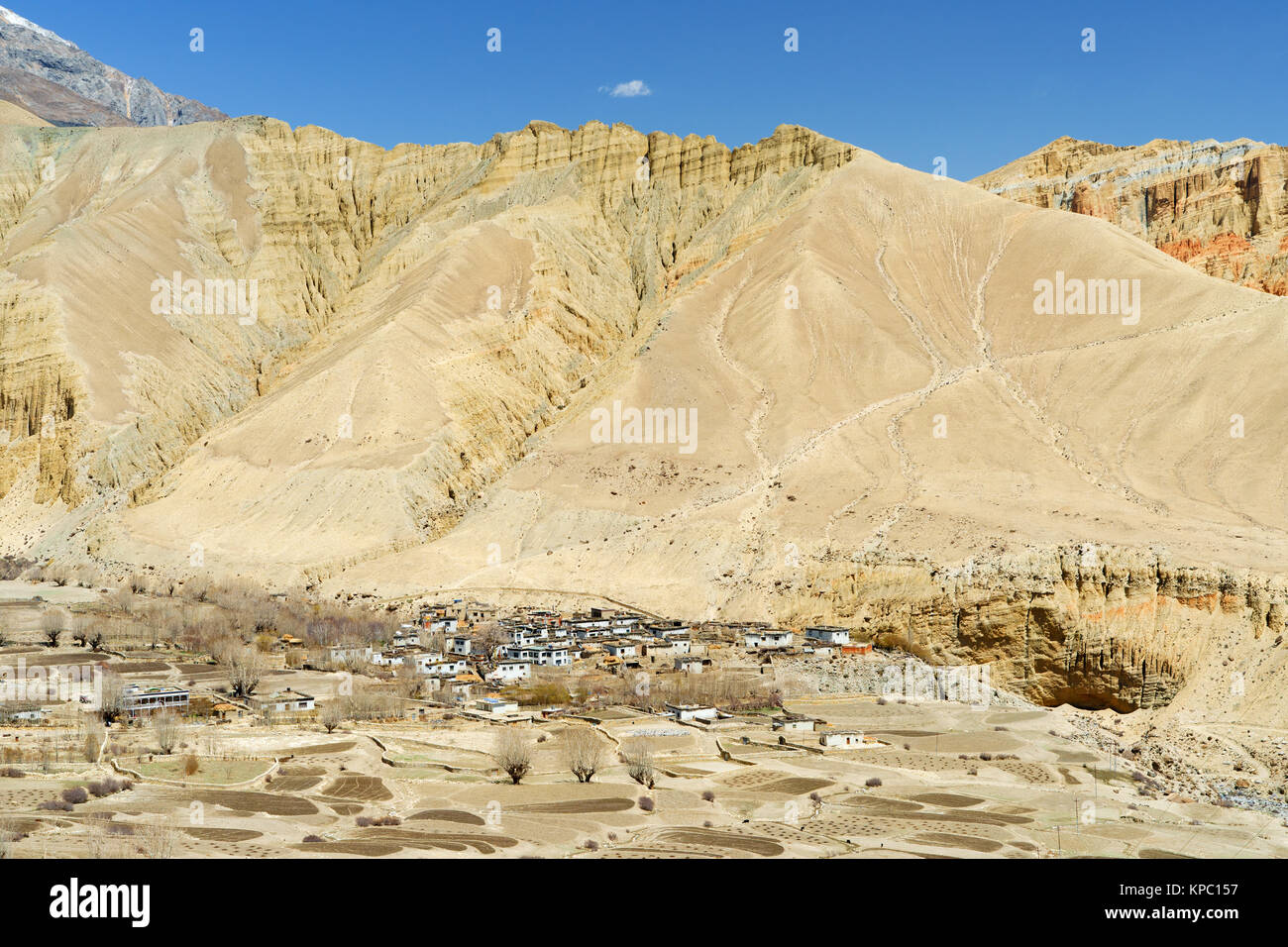 Villaggio di Ghemi, Mustang Superiore regione, Nepal, visto da una distanza nel mezzo di un arido paesaggio desertico. Foto Stock