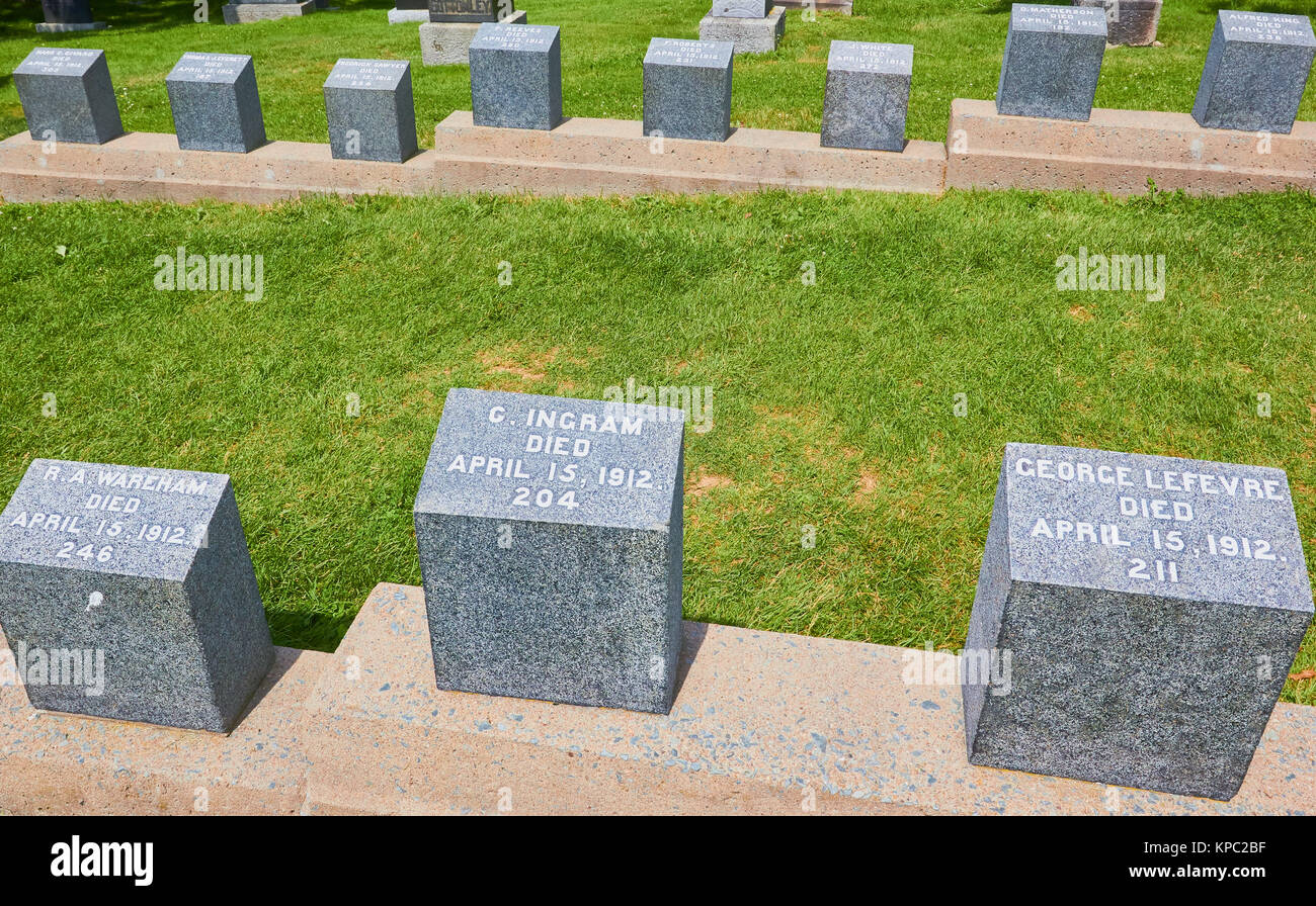 Righe di granito lapidi alle vittime del disastro del Titanic, Fairview cimitero, Halifax, Nova Scotia, Canada. Foto Stock