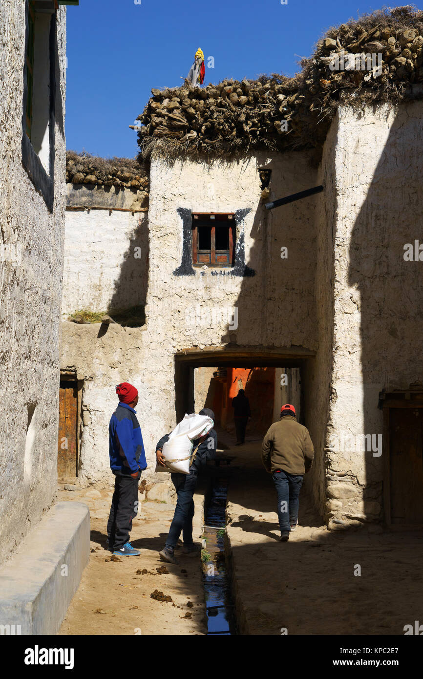 La popolazione locale in una stradina di Lo Manthang, Mustang Superiore regione, Nepal. Foto Stock