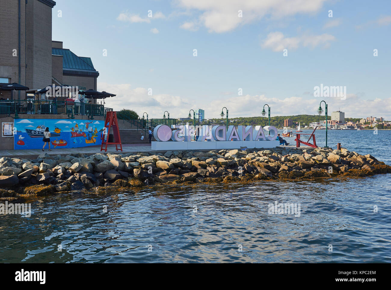 Canada 150 segno per celebrare il Canada il centocinquantesimo anniversario, Halifax Harborwalk, Halifax, Nova Scotia, Canada Foto Stock