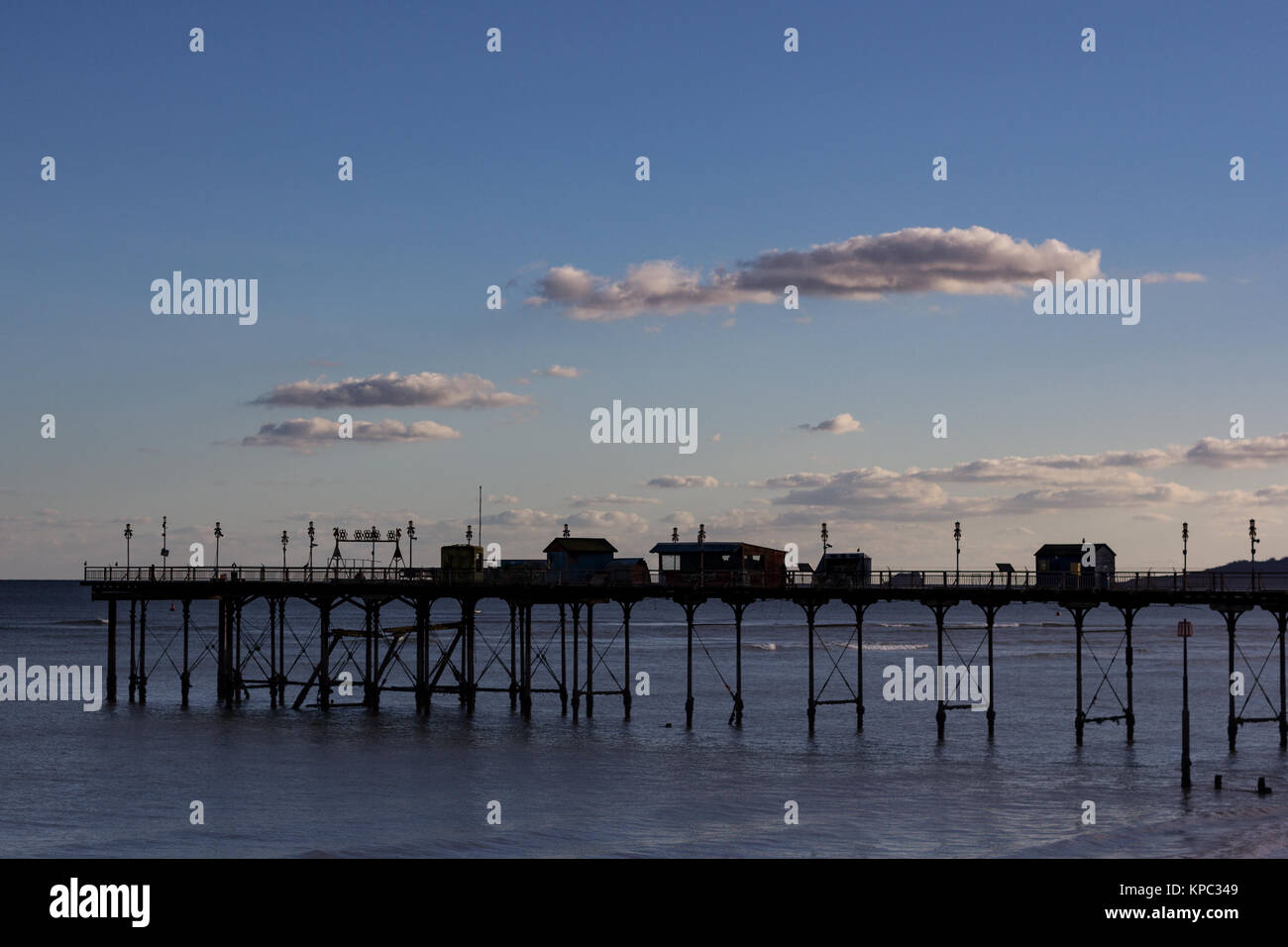 Silhouette del Grand Pier in Teignmouth, Devon, Inghilterra prese contro un cielo blu Foto Stock