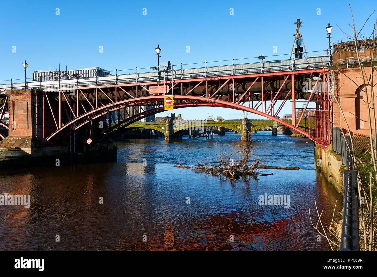 Il Clyde tidal weir sul fiume Clyde a Glasgow, stabilizza la banca a monte del fiume Clyde, mantenendo fisso il livello di acqua Foto Stock