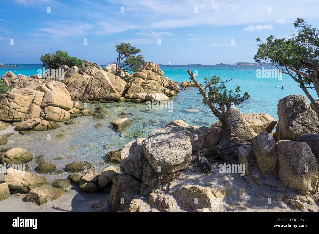 Spiaggia idilliaca con colore turchese del mare e le rocce di granito a Capriccioli, Costa Smeralda, Sardegna, Italia, mare Mediterraneo, Europa Foto Stock