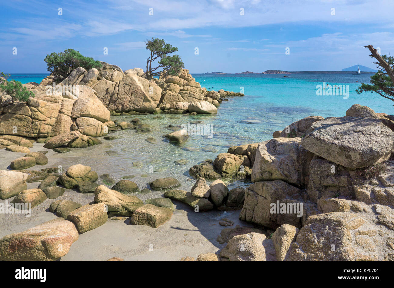 Spiaggia idilliaca con colore turchese del mare e le rocce di granito a Capriccioli, Costa Smeralda, Sardegna, Italia, mare Mediterraneo, Europa Foto Stock