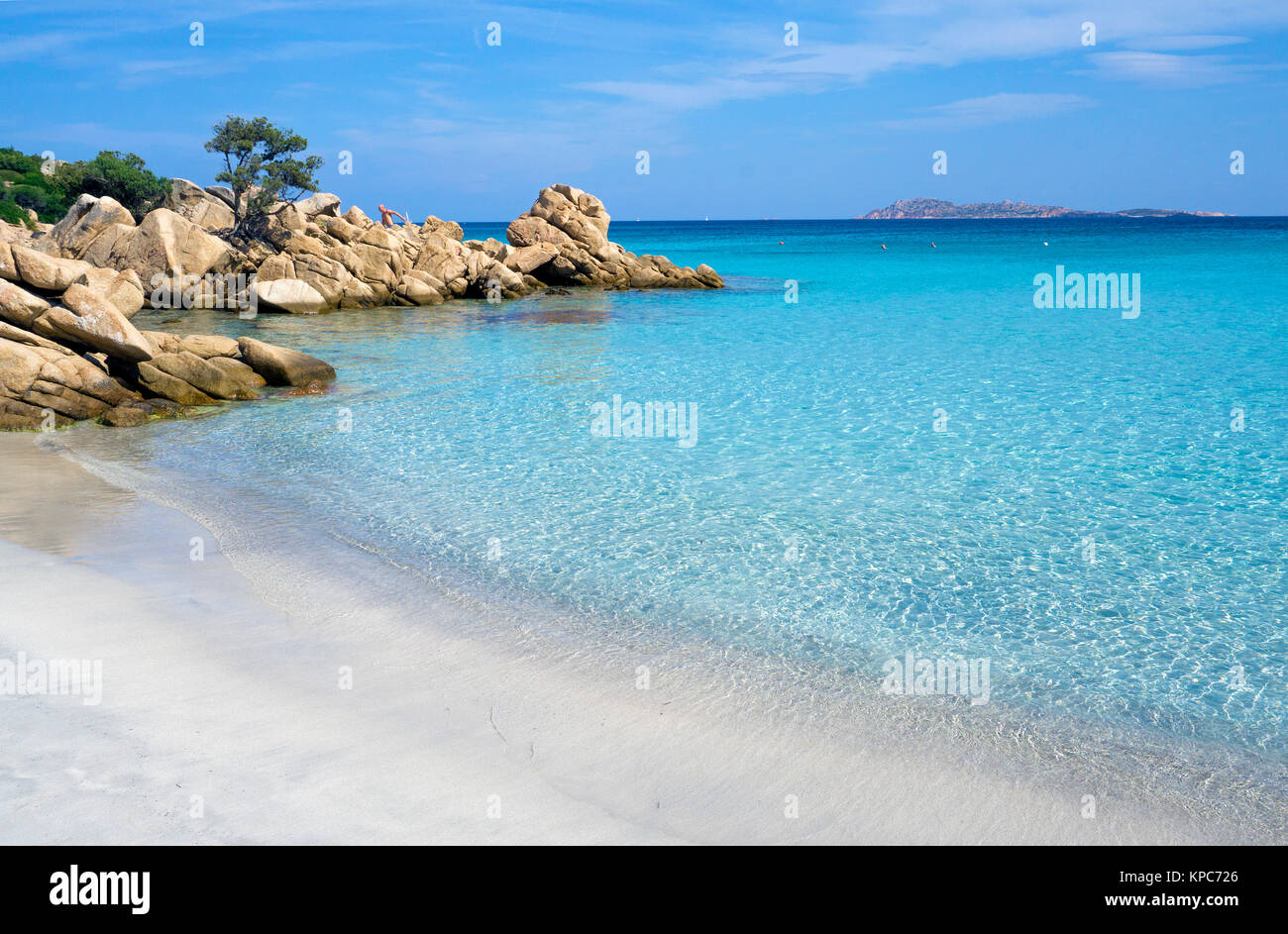 Le persone in spiaggia idilliaca con colore turchese del mare e le rocce di granito a Capriccioli, Costa Smeralda, Sardegna, Italia, mare Mediterraneo, Europa Foto Stock