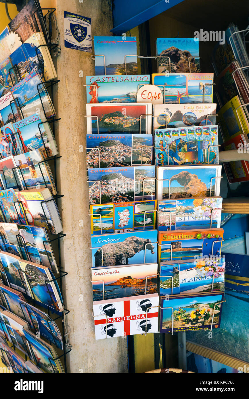 Cartoline di Sardegna presso un negozio di souvenir, Castelsardo, Sardegna, Italia, mare Mediterraneo, Europa Foto Stock