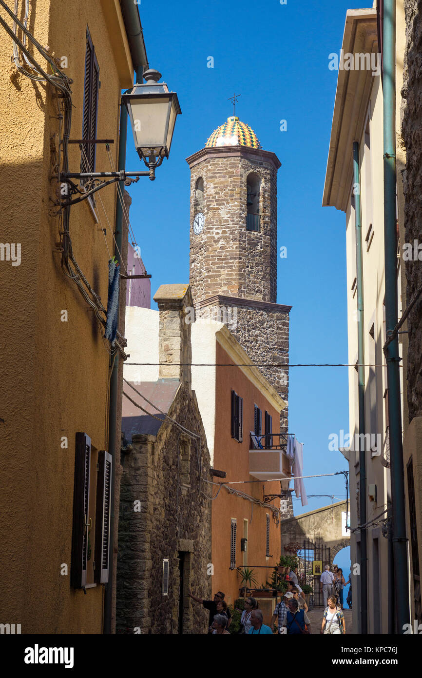 Kirchturm der Kathedrale Sant Antonio Abate in der Altstadt von Castelsardo, Provinz Sassari, Sardinien Italien, Mittelmeer, Europa | torre campanaria di t Foto Stock