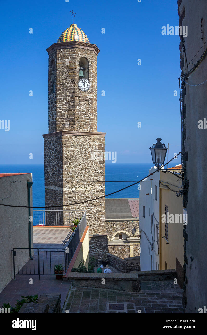 Il campanile della cattedrale non sa Antonio Abate presso il borgo antico di Castelsardo, Sardegna, Italia, mare Mediterraneo, Europa Foto Stock