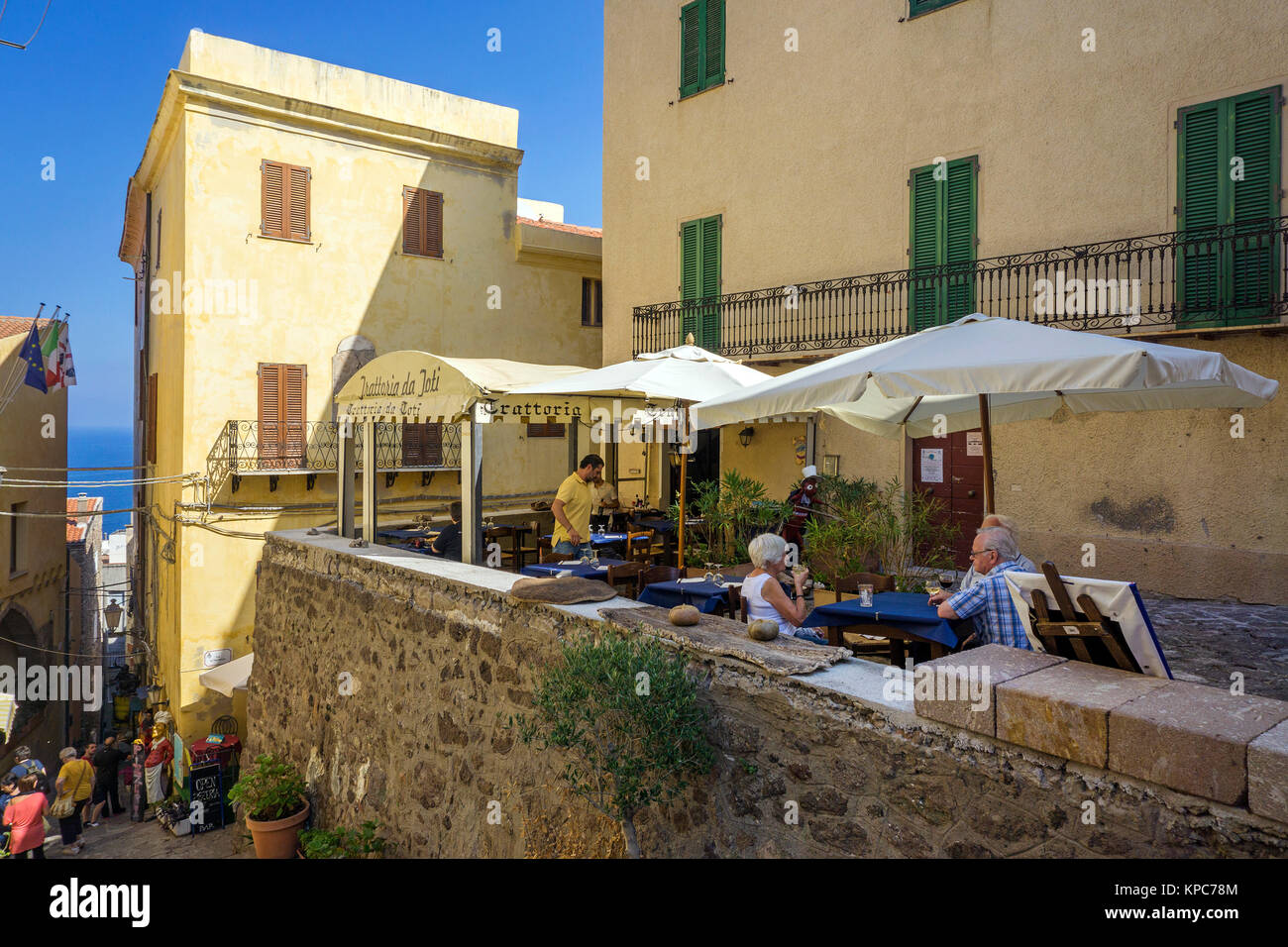 Ristorante in un vicolo, borgo antico di Castelsardo, Sardegna, Italia, mare Mediterraneo, Europa Foto Stock