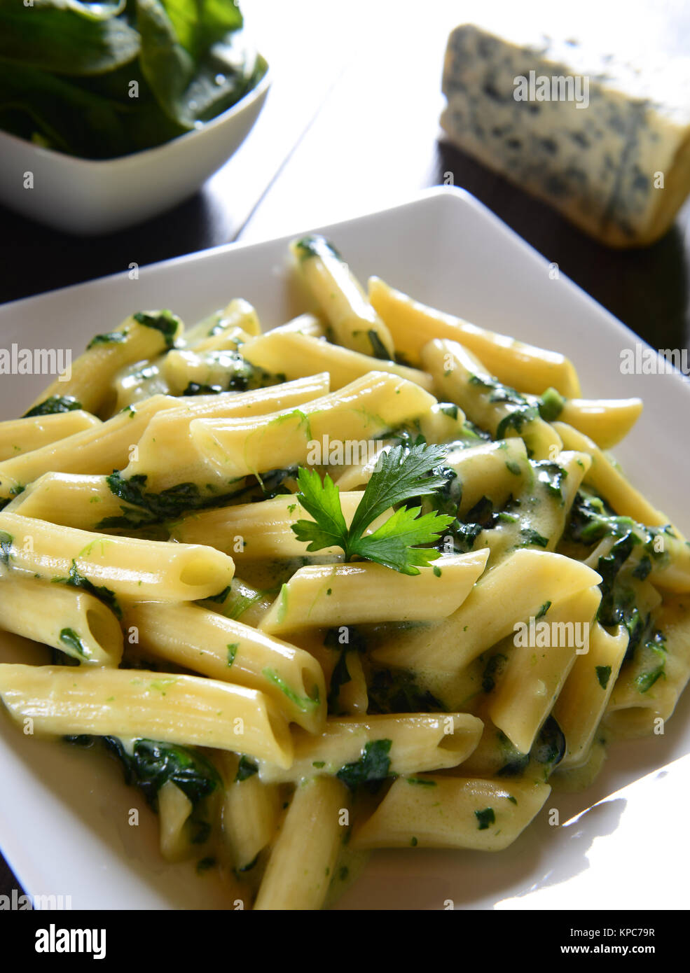 Penne pasta con salsa al gorgonzola e spinaci Foto stock - Alamy