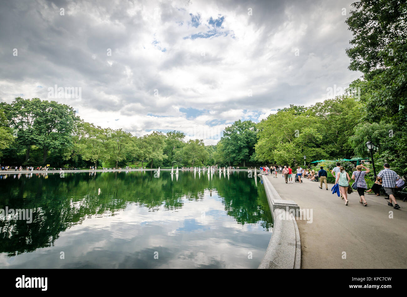NEW YORK CITY - Lug 17: modello barche a vela sul conservatorio acqua su 17 Luglio a New York. Conservatorio acqua giace in una cavità naturale nei pressi di quinto Aven Foto Stock