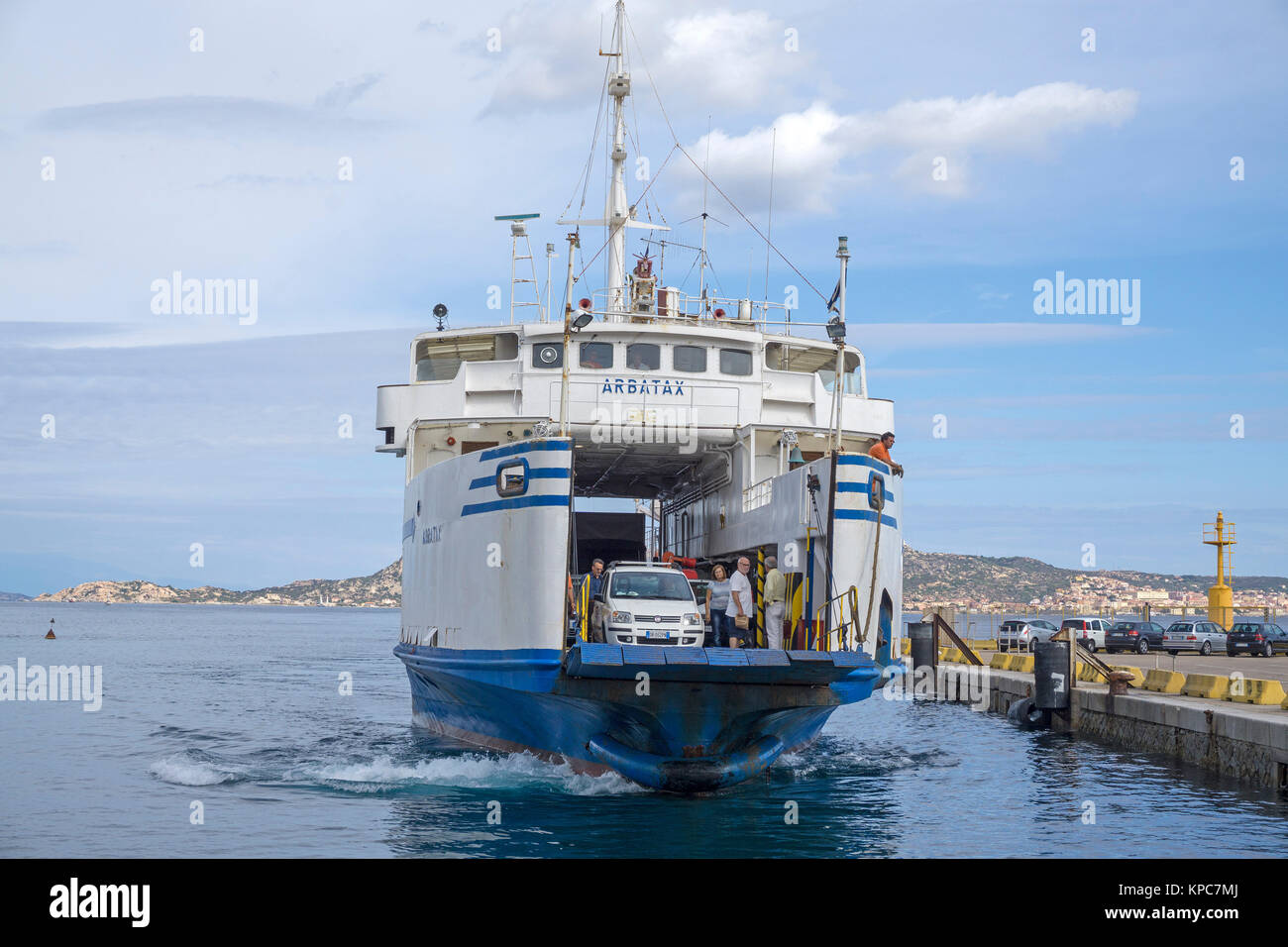 Faehre Anlegende bei Palau, dahinter Die Insel La Maddalena, Costa Smeralda, Sardinien Italien, Mittelmeer, Europa | traghetto a Palau, dietro la Maddalena Foto Stock