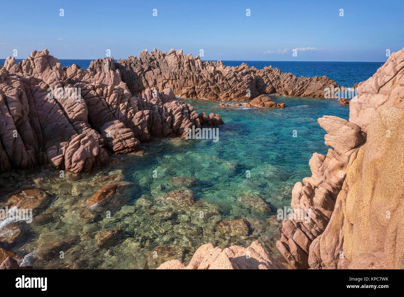 Idilliaco litorale roccioso di Costa Paradiso, rocce di porfido, Sardegna, Italia, mare Mediterraneo, Europa Foto Stock