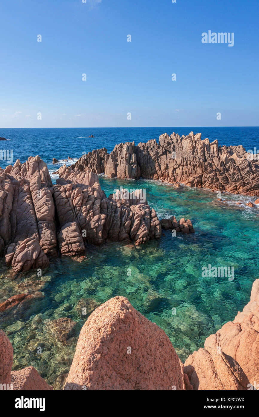 Idilliaco litorale roccioso di Costa Paradiso, rocce di porfido, Sardegna, Italia, mare Mediterraneo, Europa Foto Stock