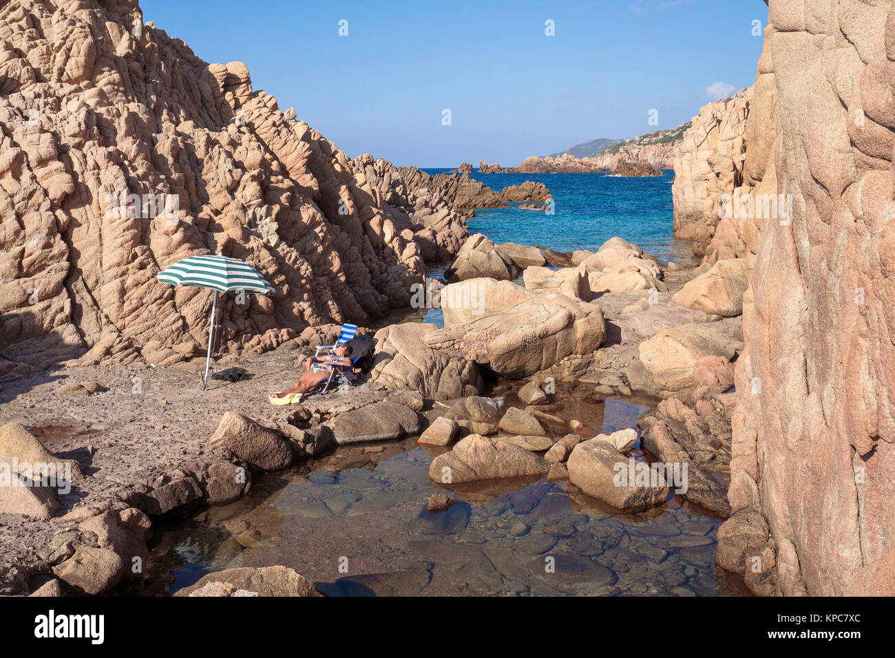La balneazione idilliaca spiaggia di costa rocciosa della Costa Paradiso, rocce di porfido, Sardegna, Italia, mare Mediterraneo, Europa Foto Stock