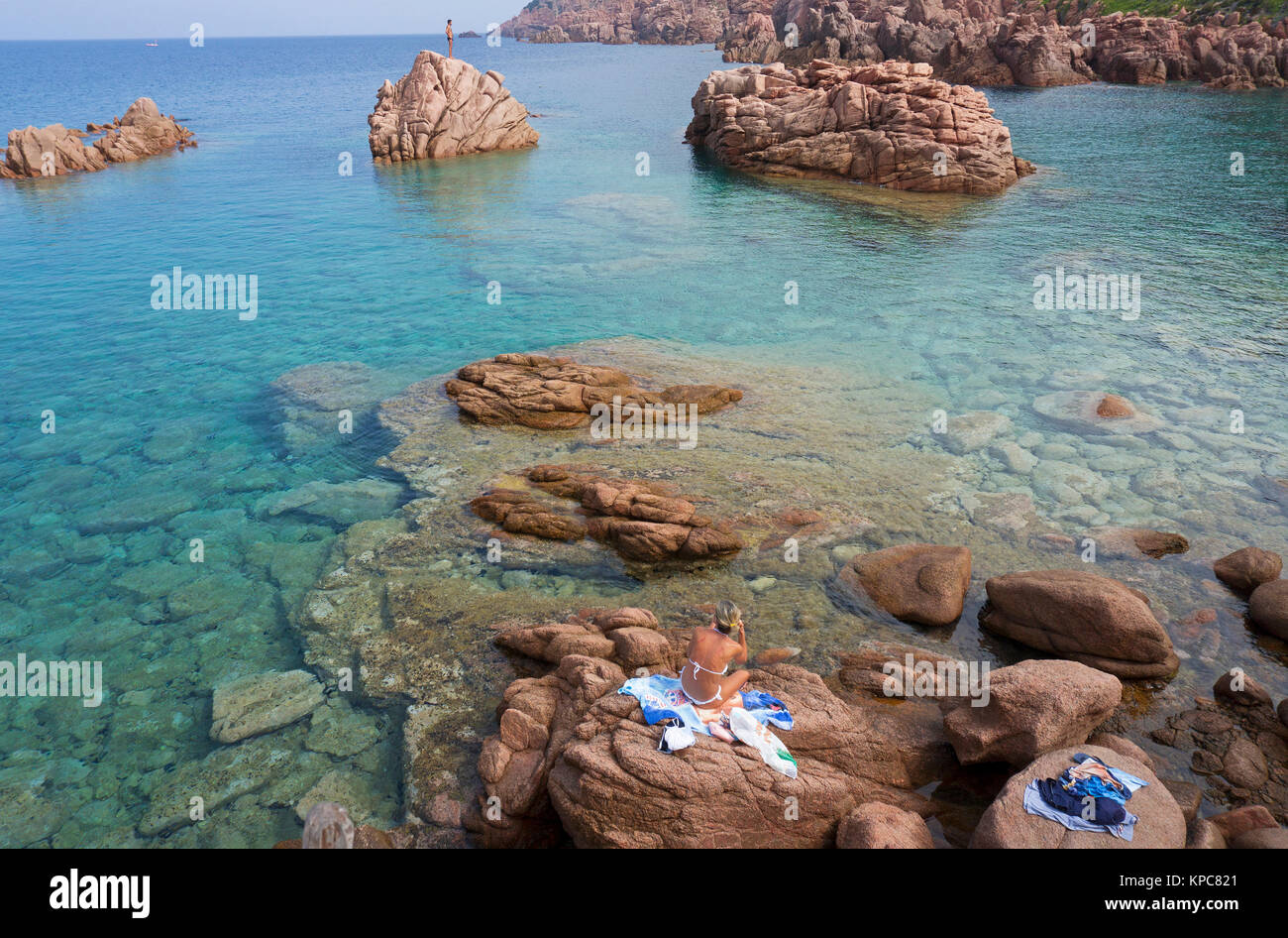 Spiaggia balneare presso la costa rocciosa di Costa Paradiso, rocce di porfido, Sardegna, Italia, mare Mediterraneo, Europa Foto Stock