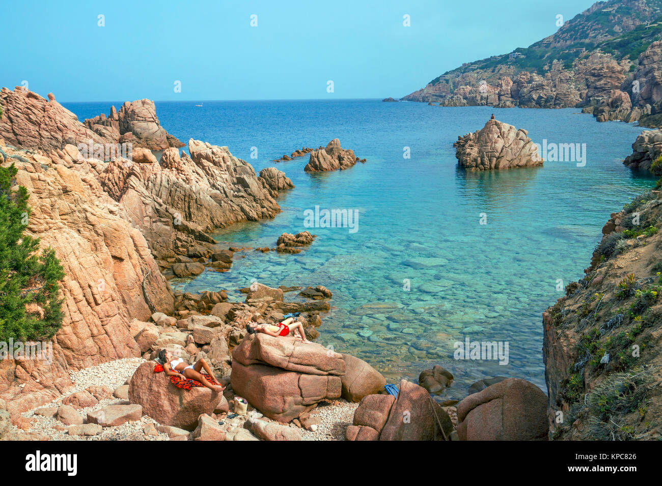 Prendere il sole sulle rocce di porfido, paesaggio della Costa a Costa Paradiso, Sardegna, Italia, mare Mediterraneo, Europa Foto Stock