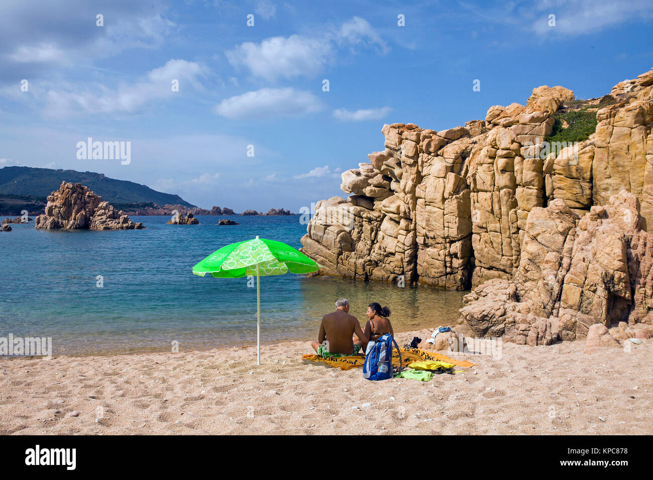 Giovane a Li Cossi, popolare spiaggia di Costa Paradiso, Sardegna, Italia, mare Mediterraneo, Europa Foto Stock