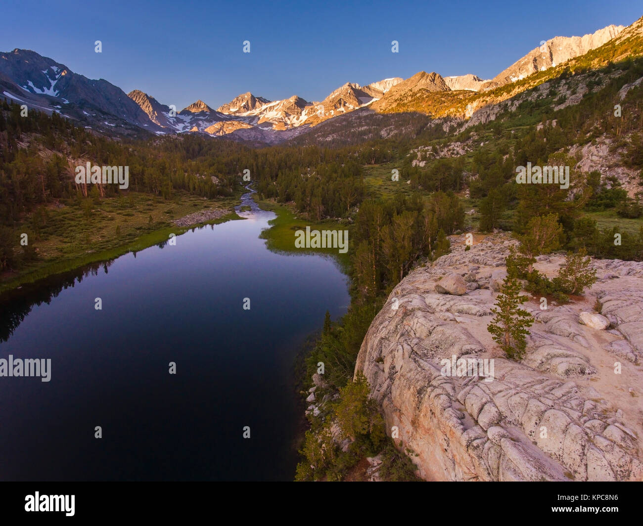 Vista aerea del piccolo bacino dei laghi di sunrise, Sierra Nevada, in California Foto Stock