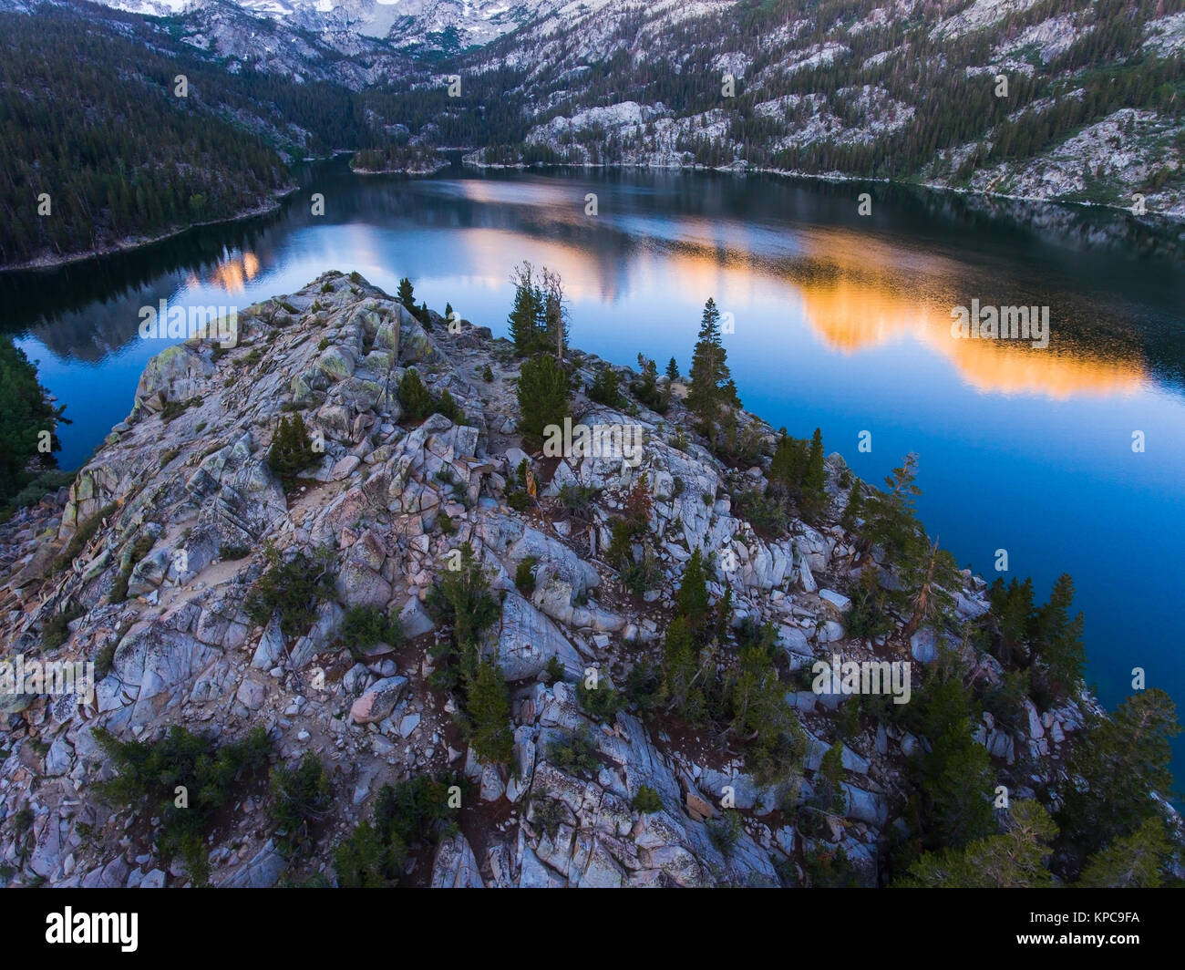 Vista aerea del sud del lago a sunrise e Sierra Nevada, in California Foto Stock