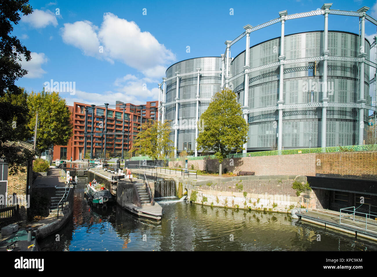 Sviluppo Gasholders sul Regents Canal a Kings Cross che mostra gli appartamenti e il blocco del canale a Camley Street Foto Stock