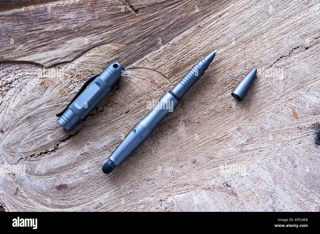 Penna a sfera in metallo pen per autodifesa. Uno strumento di auto-difesa.  Sfondo di legno Foto stock - Alamy