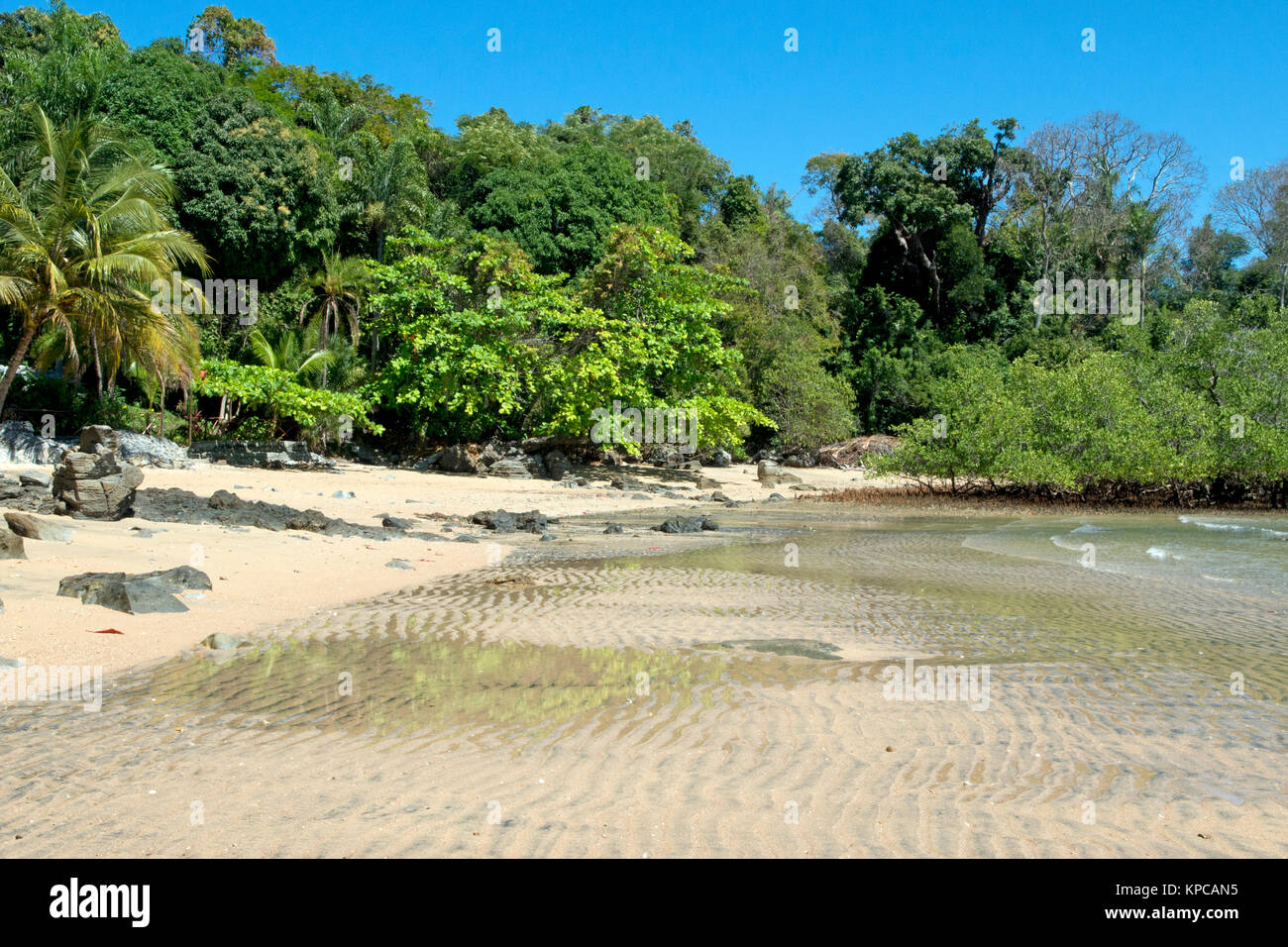 Una bellissima spiaggia di Ampangorinana, Nosy Komba, Antsiranana, Madagascar Foto Stock