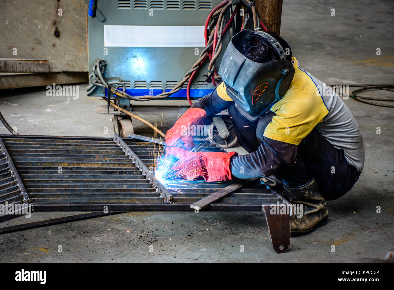 Ingegnere di brasatura di corpo di ferro in officina Foto Stock